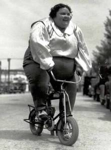 Χοντρή σε μικρό ποδήλατο