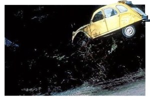 2CV στο γκρεμό