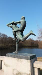 Εικόνα Άγαλμα ανθρώπου καβαλημένου από άνθρωπο