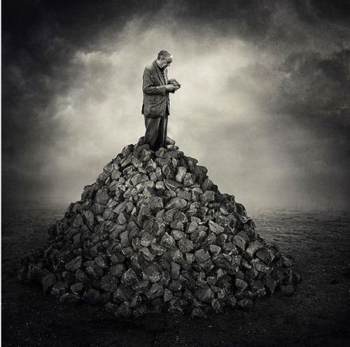 Άνθρωπος βγαίνει μέσα από τούβλα